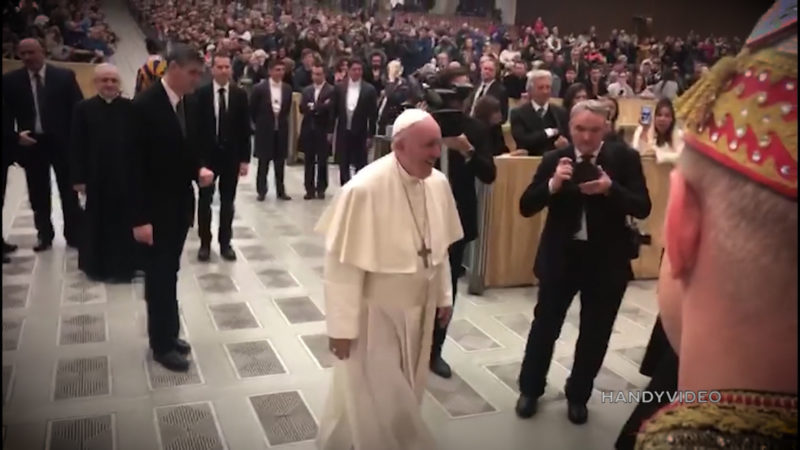 KÖLNER DREIGESTIRN BEIM PAPST (Foto: SAT.1 NRW)