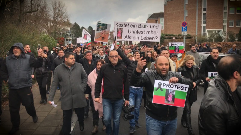 Familie demonstriert für ihr totes Kind (Foto: SAT.1 NRW)