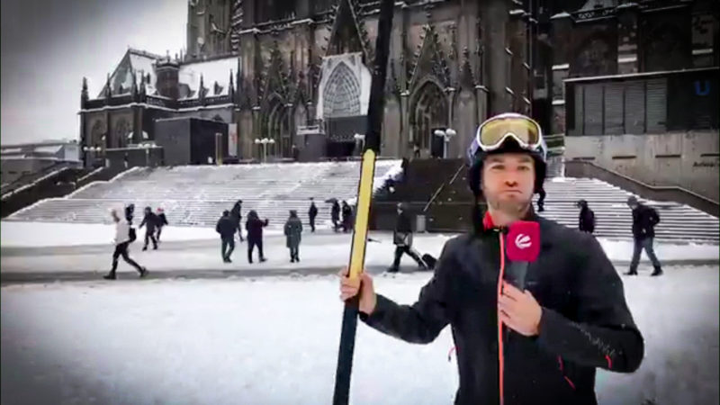 Reporter fährt Ski vor Kölner Dom (Foto: SAT.1 NRW)