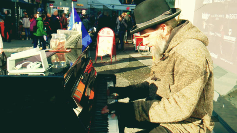 Straßenmusiker akzeptiert Kartenzahlung (Foto: SAT.1 NRW)