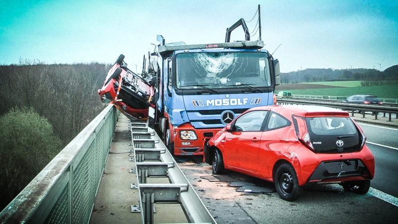 Unfall mit Autotransporter (Foto: SAT.1 NRW)