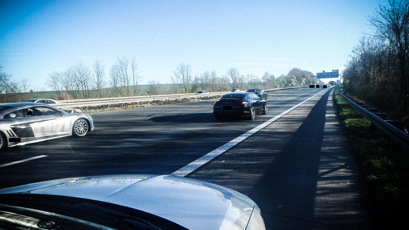 "Hochzeitsgesellschaft" blockiert Autobahn (Foto: SAT.1 NRW)