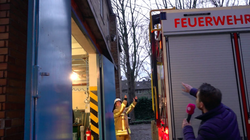 Neues Feuerwehrauto passt nicht in Garage (Foto: SAT.1 NRW)