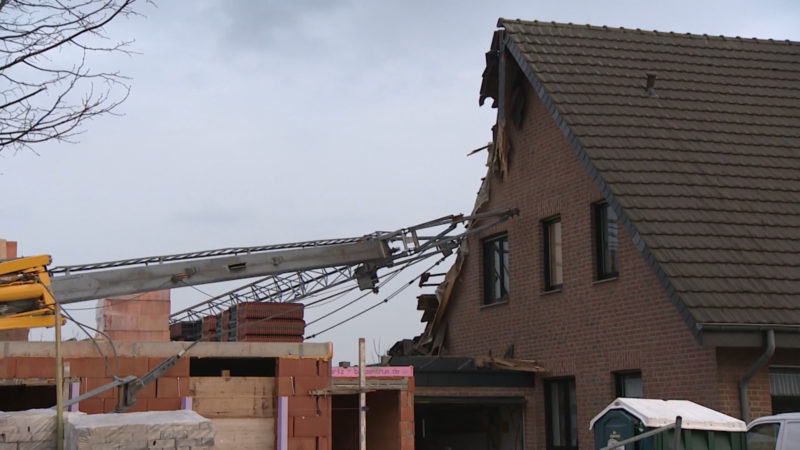 Kran kippt auf Haus (Foto: SAT.1 NRW)