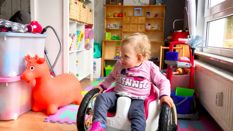 Rentner baut Kinderrollstühle (Foto: SAT.1 NRW)