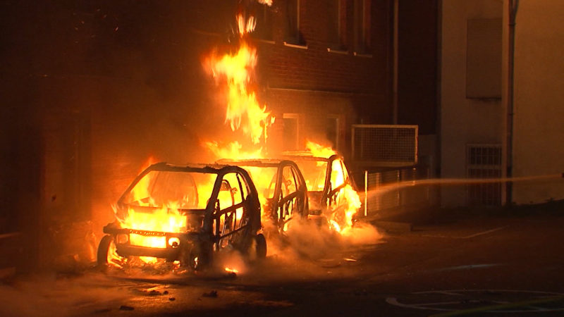 Autos der AfD angezündet (Foto: SAT.1 NRW)