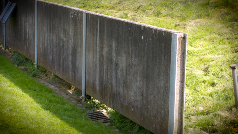 FUSSBALLER PRALLT BEIM SPIEL GEGEN EINE MAUER (Foto: SAT.1 NRW)