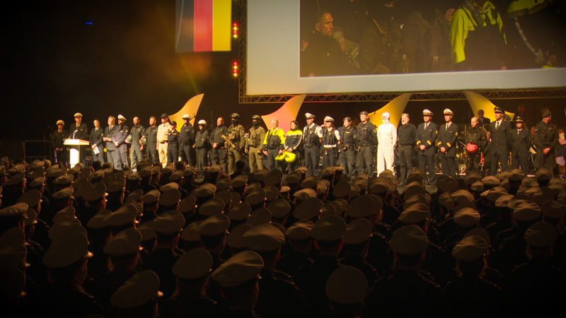 POLIZEI-NACHWUCHS VEREIDIGT (Foto: SAT.1 NRW)