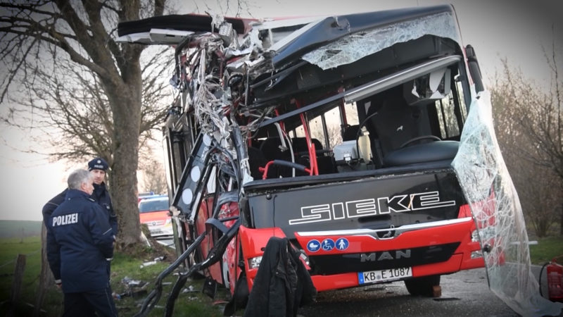 SCHULBUS VERUNGLÜCKT (Foto: SAT.1 NRW)