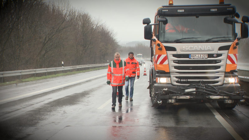 GEFÄHRLICHER JOB: STRASSENWÄRTER (Foto: SAT.1 NRW)