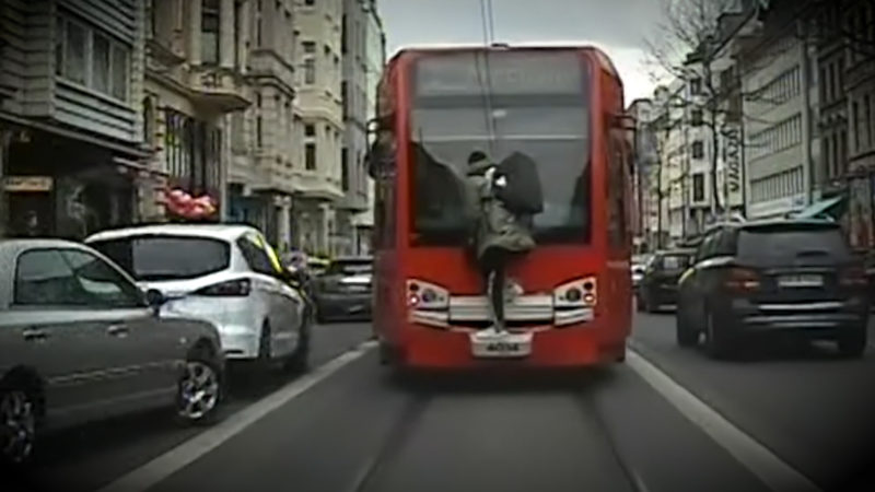 Mann fährt auf der Kupplung einer Straßenbahn mit (Foto: SAT.1 NRW)