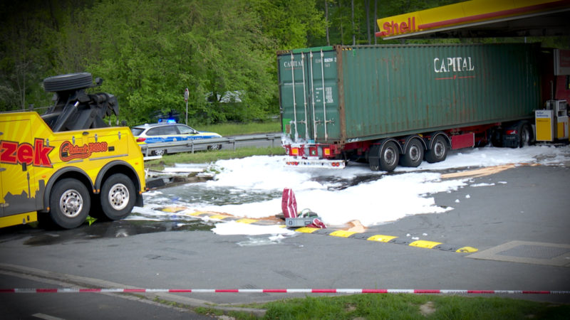 LASTER FÄHRT IN TANKSTELLE (Foto: SAT.1 NRW)