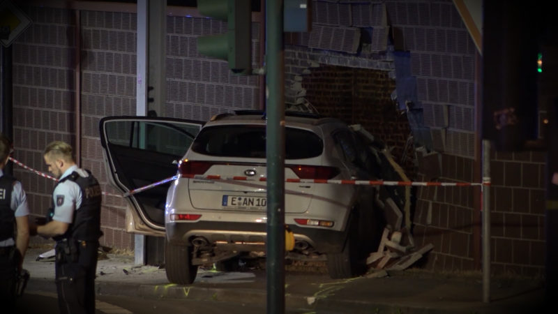 AUTO FÄHRT IN EINE MAUER (Foto: SAT.1 NRW)