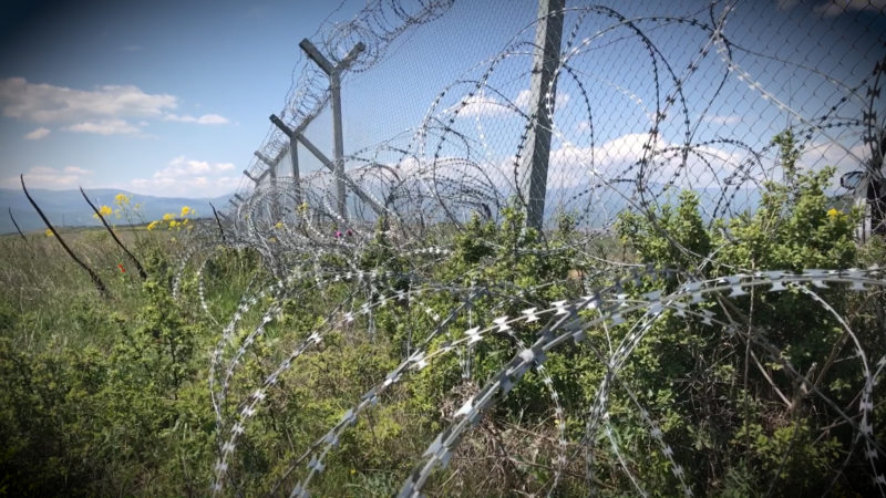 HERBERT REUL BESUCHT EINE FLÜCHTLINGSUNTERKUNFT IN GRIECHENLAND (Foto: SAT.1 NRW)