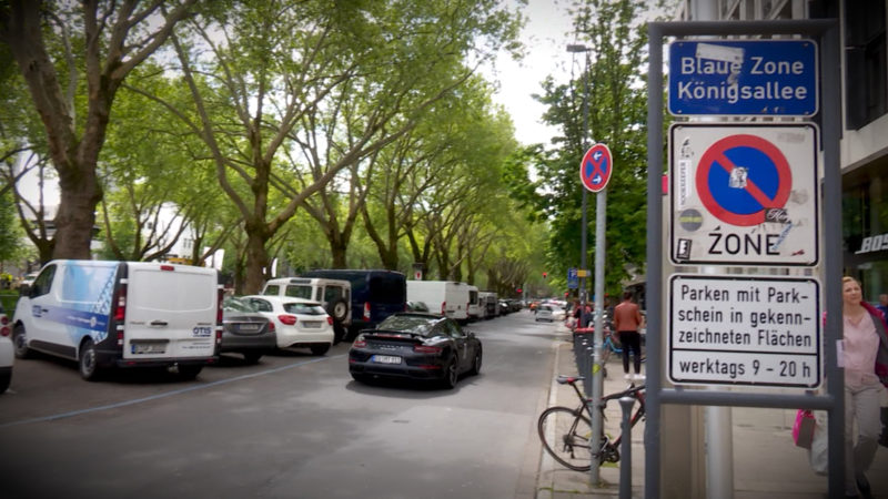 BÜRGERMEISTER FOTOGRAFIERT FALSCHPARKER (Foto: SAT.1 NRW)