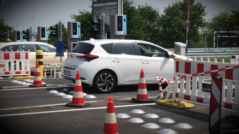 PARKCHAOS AM FLUGHAFEN (Foto: SAT.1 NRW)