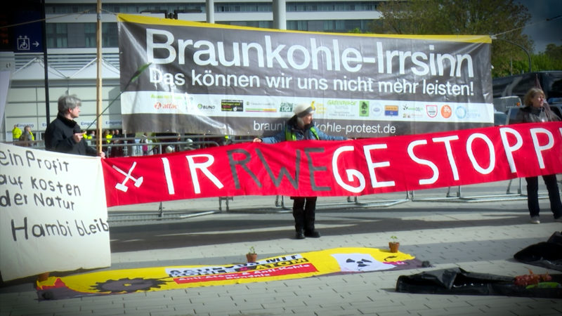 SCHÜLER DEMONSTRIEREN VOR RWE (Foto: SAT.1 NRW)