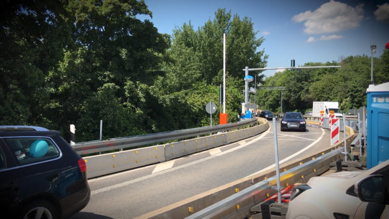 SCHRANKE AUF A40 SCHARF GESTELLT (Foto: SAT.1 NRW)