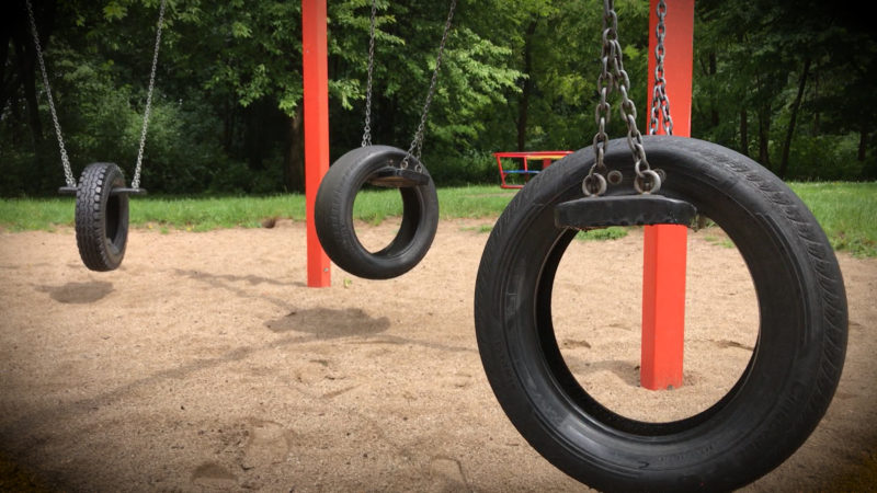 Welpen-Hehlerei auf Spielplatz (Foto: SAT.1 NRW)