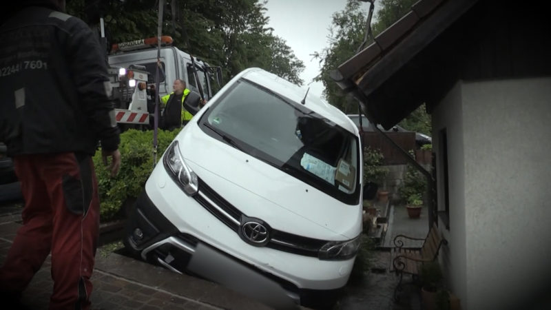 TRANSPORTER LANDET IM GARTEN (Foto: SAT.1 NRW)