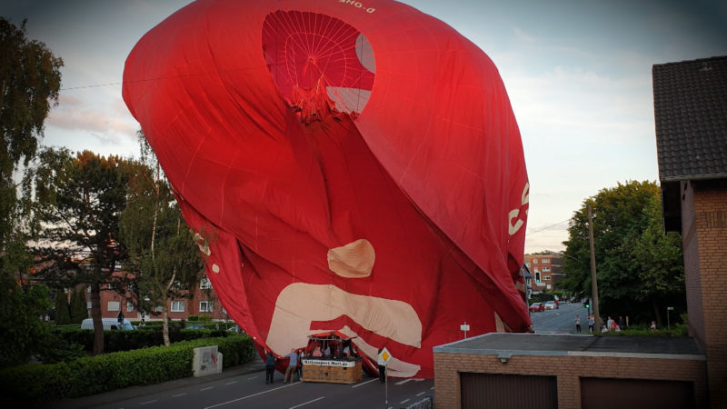 HEISSLUFTBALLON LANDET IM WOHNGEBIET (Foto: SAT.1 NRW)