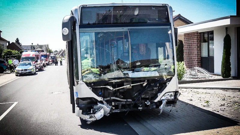 Bus rast durch Mauer (Foto: SAT.1 NRW)