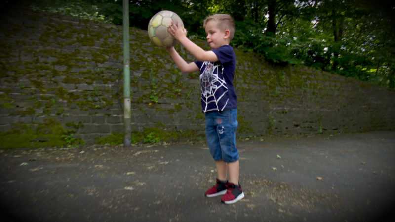 MANN SCHLÄGT KINDER MIT GÜRTEL (Foto: SAT.1 NRW)