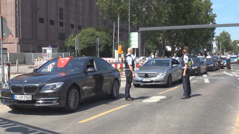 Hochzeitskorso blockiert Straße (Foto: SAT.1 NRW)