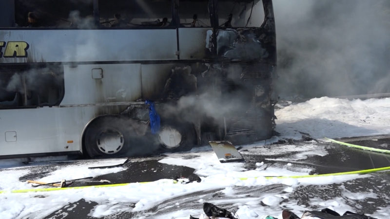 Schulbus fängt Feuer (Foto: SAT.1 NRW)