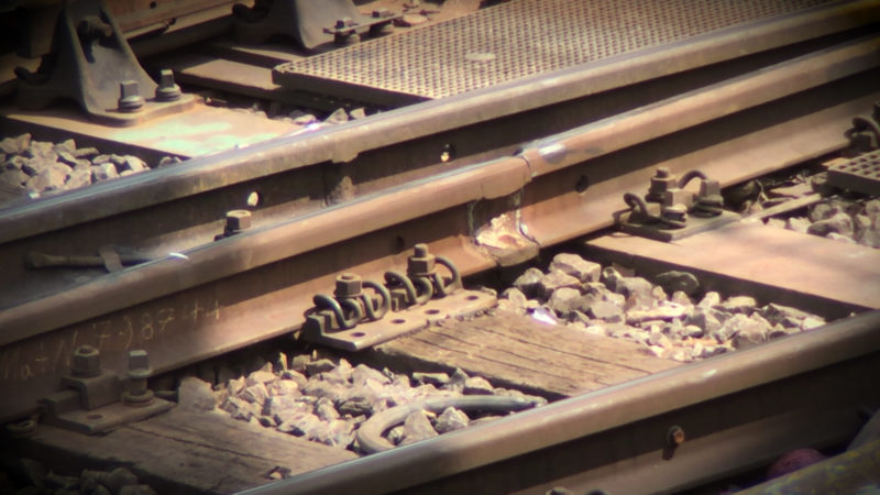 BAHNGLEIS WEGEN LOCKERER SCHRAUBEN GESPERRT (Foto: SAT.1 NRW)