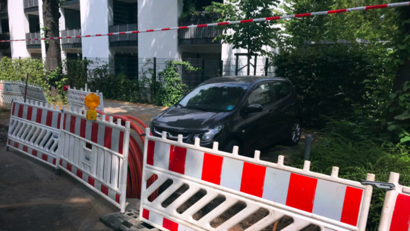 Baustelle blockiert Autos (Foto: SAT.1 NRW)