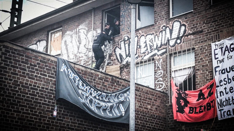 Polizei räumt besetztes Haus (Foto: SAT.1 NRW)