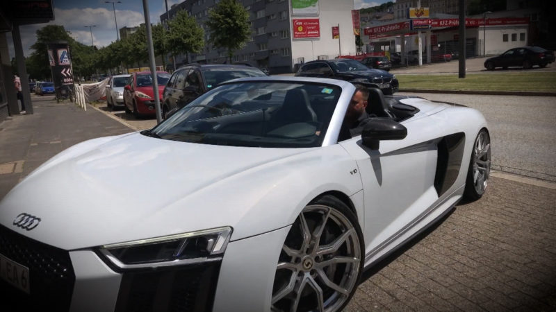 AUTOPOSER IN WUPPERTAL (Foto: SAT.1 NRW)