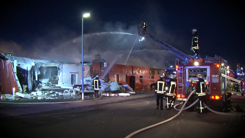 RETTUNGSKRÄFTE BEIM EINSATZ BEKLAUT (Foto: SAT.1 NRW)