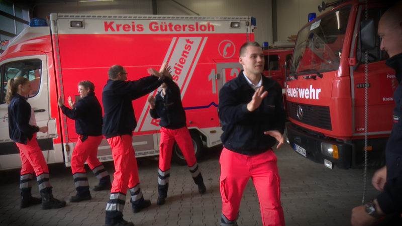 RETTUNGSKRÄFTE TRAINIEREN FÜR DEN ERNSTFALL (Foto: SAT.1 NRW)