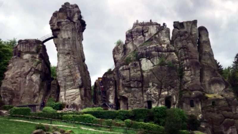 Müll belastet Externsteine (Foto: SAT.1 NRW)