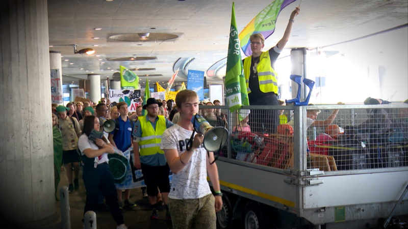 KLIMA-DEMO AM FLUGHAFEN (Foto: SAT.1 NRW)