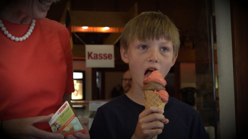 KOSTENLOSES EIS FÜR FAHRRAD FAHRENDE KINDER (Foto: SAT.1 NRW)