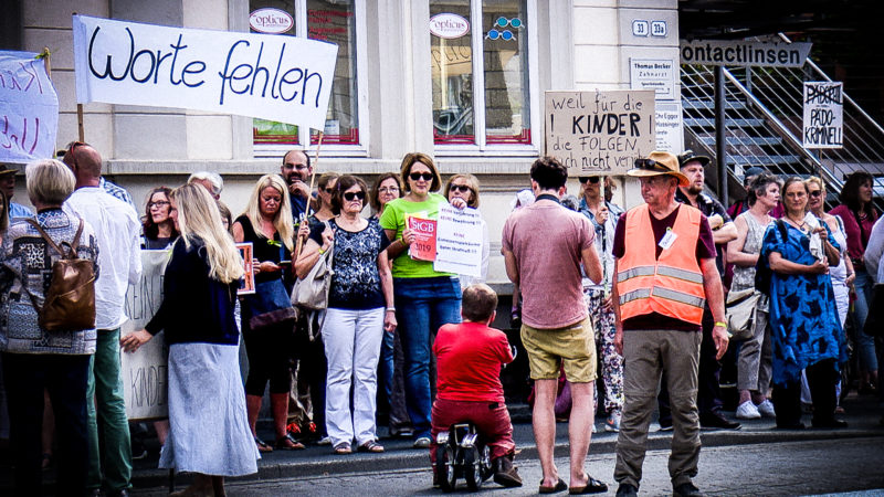 Missbrauchsopfer demonstrieren (Foto: SAT.1 NRW)