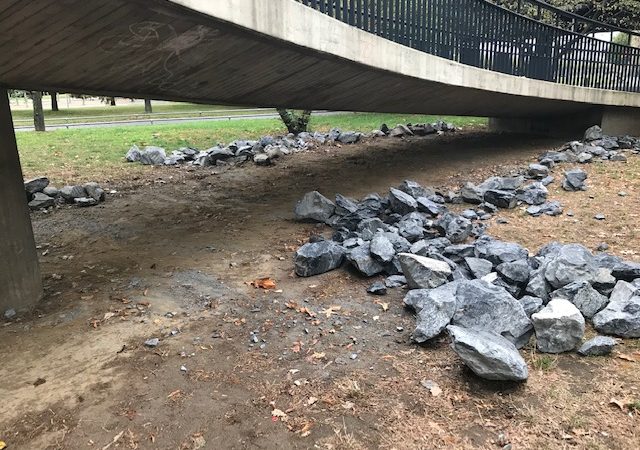 Obdachlose räumen Steine weg (Foto: SAT.1 NRW)