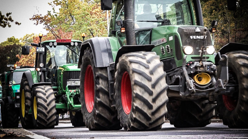 Trecker-Kolonne fährt durch NRW (Foto: SAT.1 NRW)