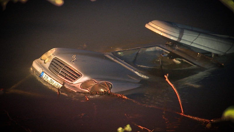 Mercedes im See (Foto: SAT.1 NRW)