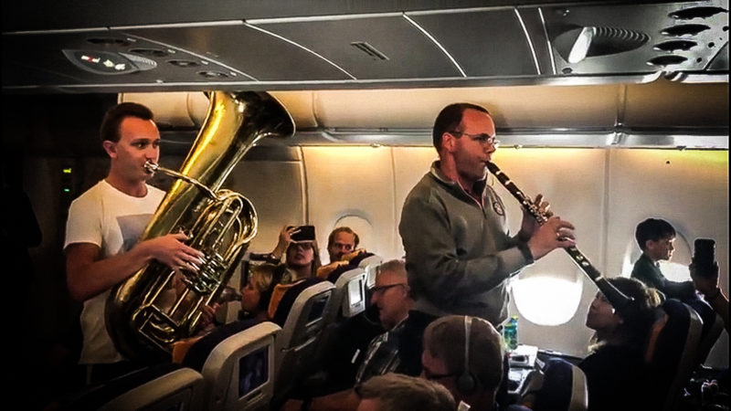 Spontankonzert im Flieger (Foto: SAT.1 NRW)