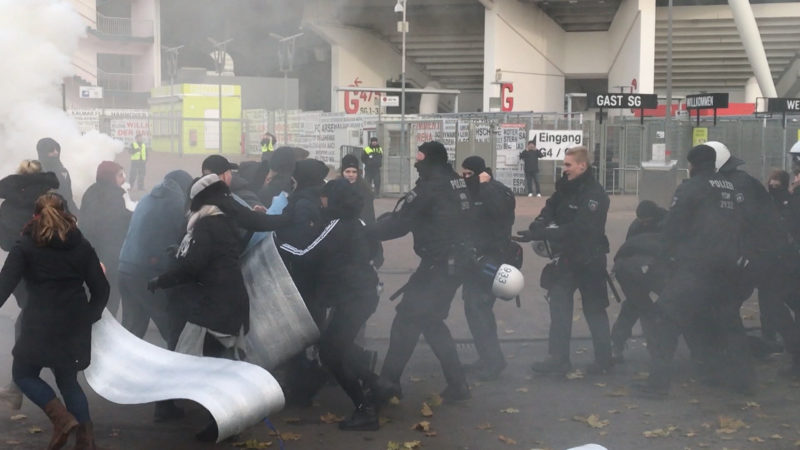 Polizeiübung am Fußballstadion (Foto: SAT.1 NRW)