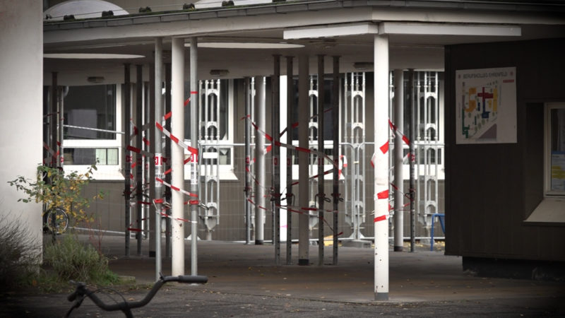 Demonstranten beschädigen Schulen (Foto: SAT.1 NRW)