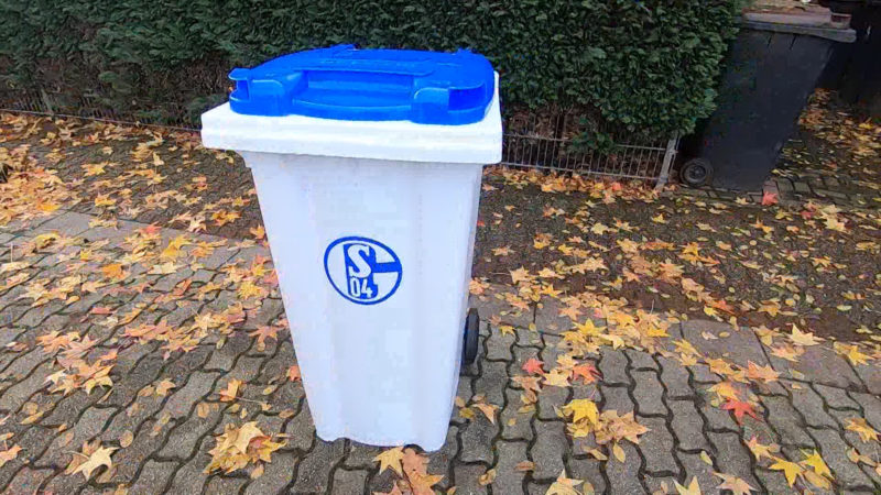 Schalke-Fan bekommt eigene Tonne (Foto: SAT.1 NRW)