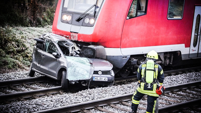 Zug prallt gegen Auto (Foto: SAT.1 NRW)