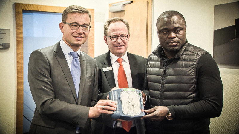 Asamoah hilft (Foto: SAT.1 NRW)