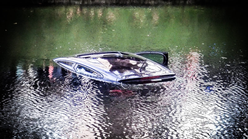 Rentner aus Auto im Wasser gerettet (Foto: SAT.1 NRW)