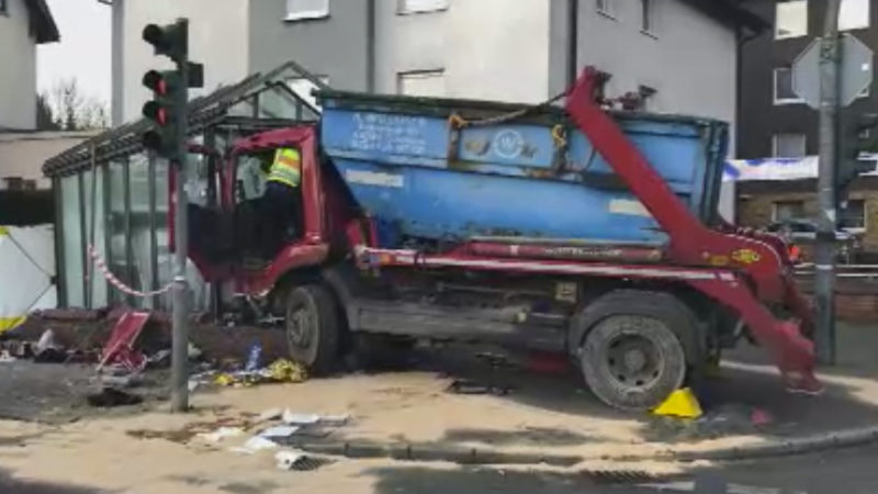 LKW verunglückt (Foto: SAT.1 NRW)